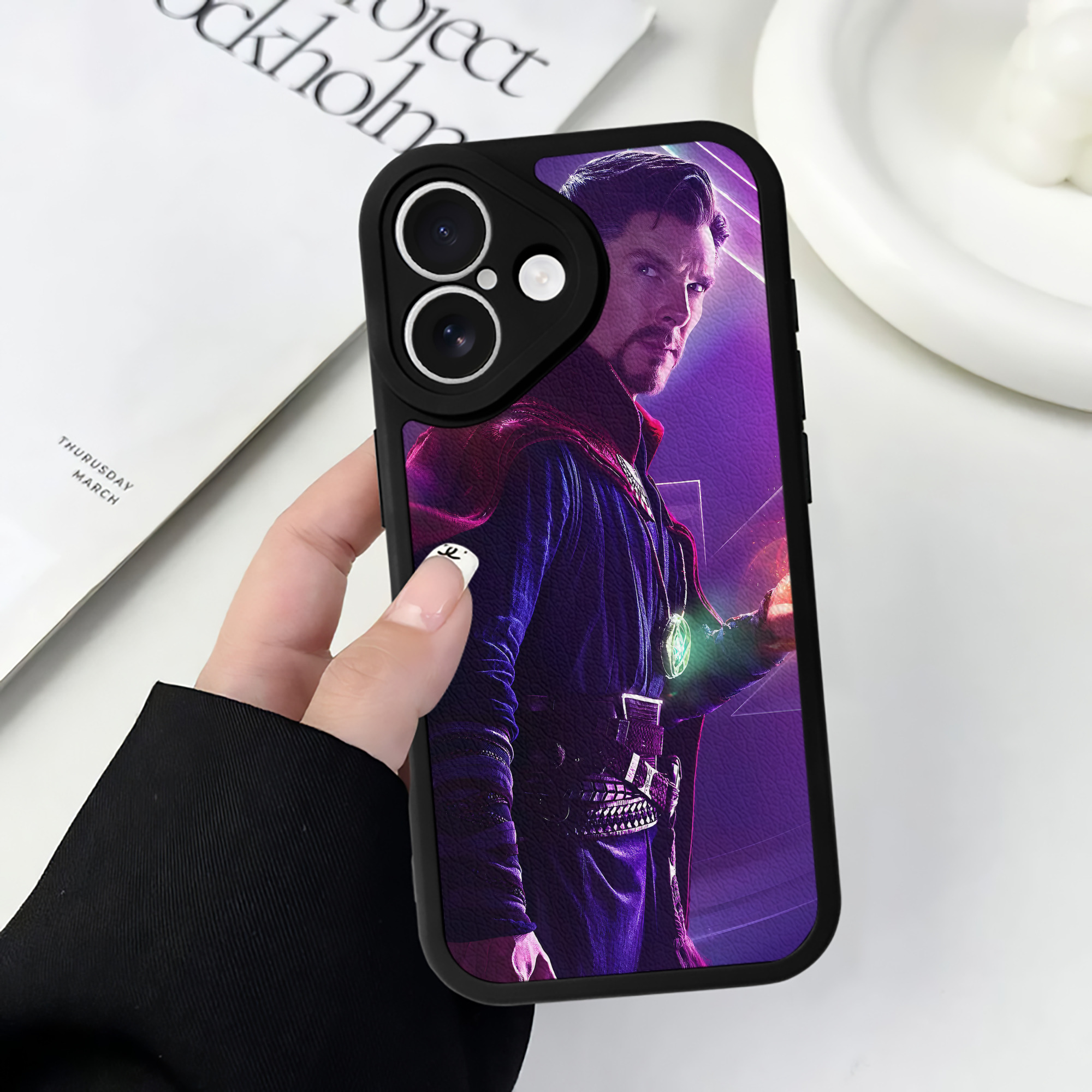 （画像用） アベンジャーズ The Avengers 【iPhone 16シリーズ対応】シリコンスマホケース（レザー調） 材質：シリコン